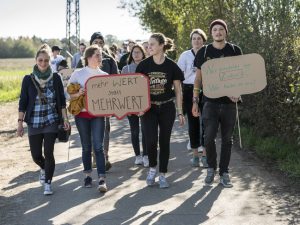 Junge Menschen demonstrieren im Hambacher Forst - in Zukunftsfragen mitreden lassen