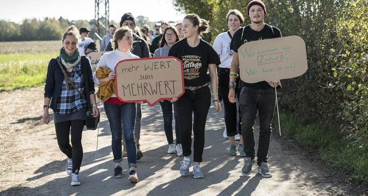 Junge Menschen demonstrieren im Hambacher Forst - in Zukunftsfragen mitreden lassen