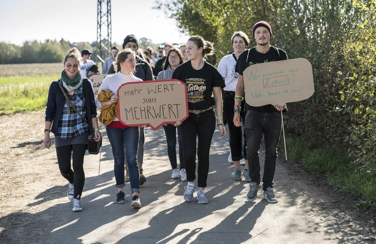 Junge Menschen demonstrieren im Hambacher Forst - in Zukunftsfragen mitreden lassen
