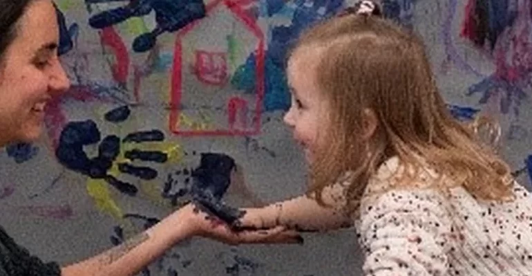 Eine Frau und ein Kind beim Malen - projekt Circle of Hearts - Fluchtpatenschaften