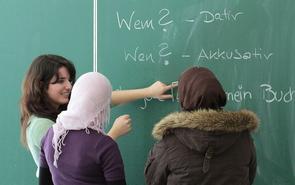 Schülerinnen beim Deutschunterricht an der Tafel
