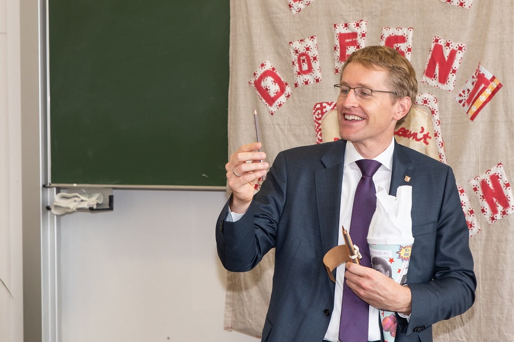 Ministerpräsident Daniel Günther findet "Hautfarben"-Buntstifte in seiner Schultüte