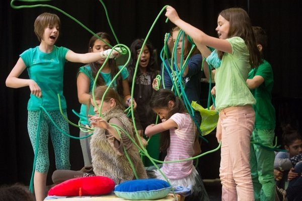 Kinder spielen mit Seilen