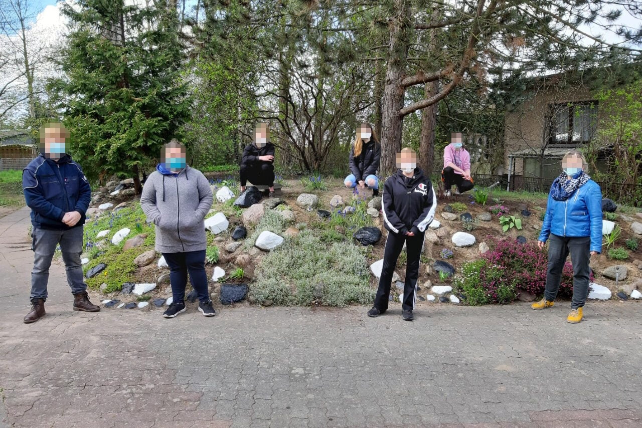 Foto: Carola Busch, [EXIN Schüler*innen vor dem Steingarten des Pflegeheims, welchen sie bepflanzt und gesäubert haben].