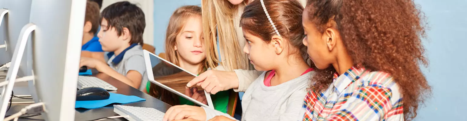 Kinder lernen an Computern zusammen - Förderfonds Medienkompetenz der Stiftung Bildung