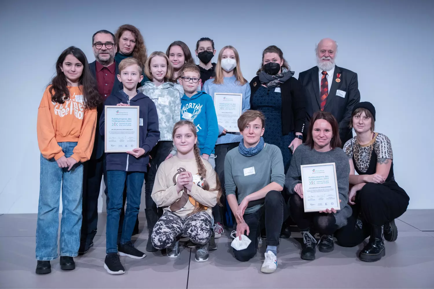 Preisträger*innen des Förderpreises 2022 der Stiftung Bildung im Gruppenfoto