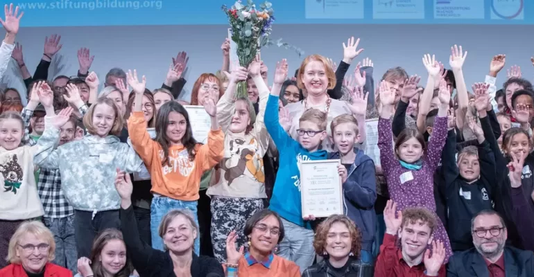 Gruppenbild bei der Verleihung des Förderpreises "Verein(t) für gute Kita und Schule" 2022 - Slide