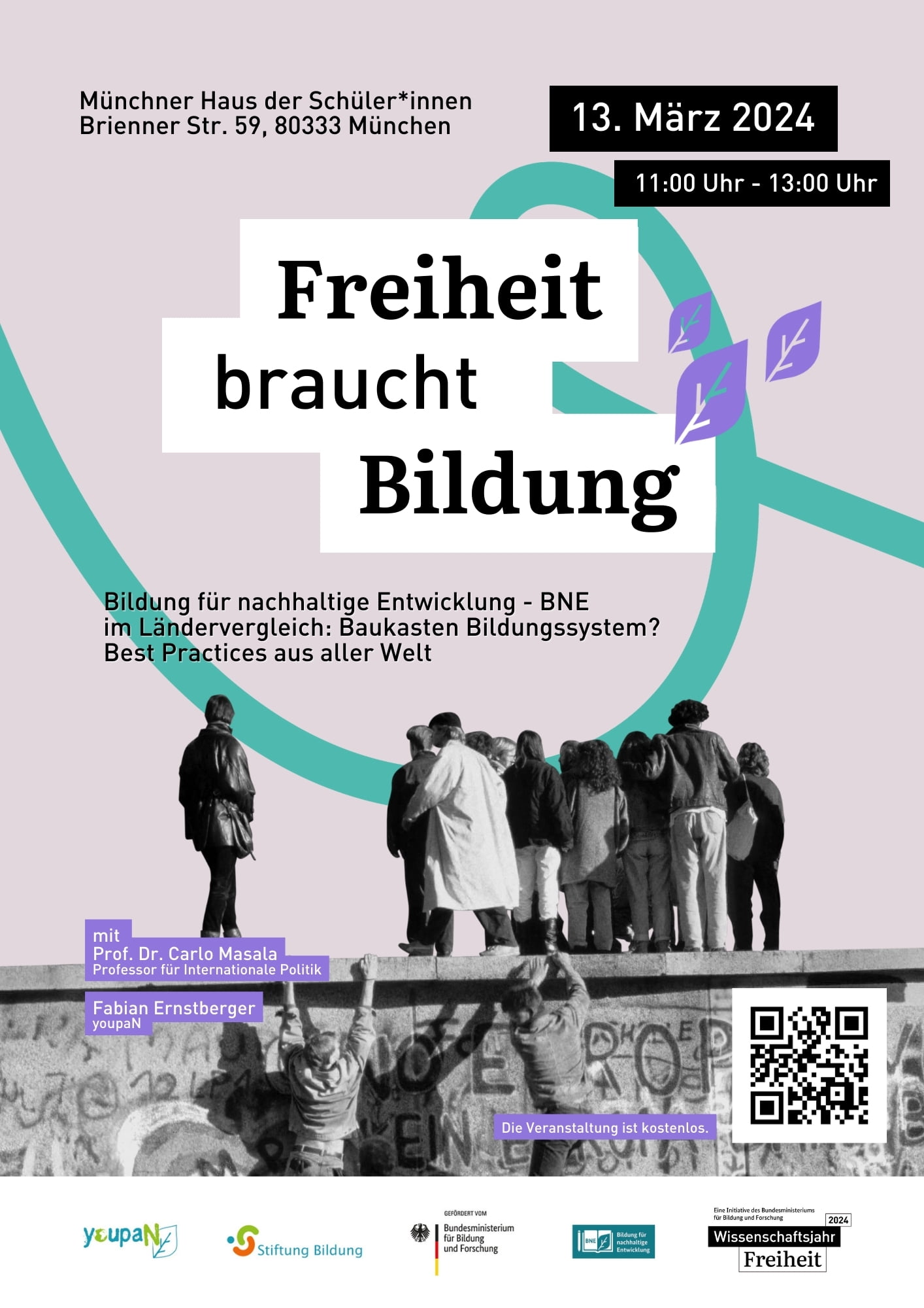 Auf dem Poster ist eine schwarz-weiß Aufnahme der Berliner Mauer zu sehen, über die mehrere Personen hinauf- oder hinüberklettern. Darüber prangt in großen Lettern "Freiheit braucht Bildung".