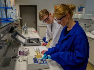 Nachhaltig: Förderpreis 2019_Wasser im Labortest (c) SBSZ Jena-Göschwitz