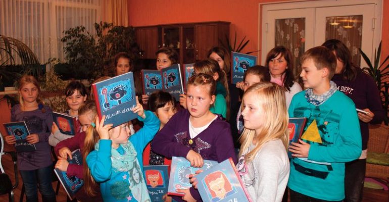 Kinder halten ihre Bücher - Grundschule Ahlbeck - nominiert für den Förderpreis 2017
