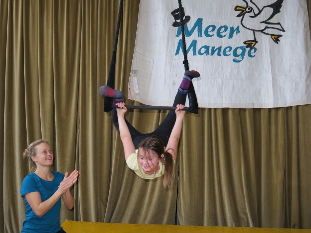 Kind macht Akrobatik