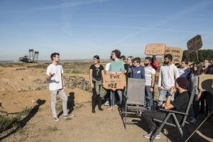 Gruppe von jungen Menschen am Rand des Tagesbaus Hambacher Wald (c) Stiftung Bildung