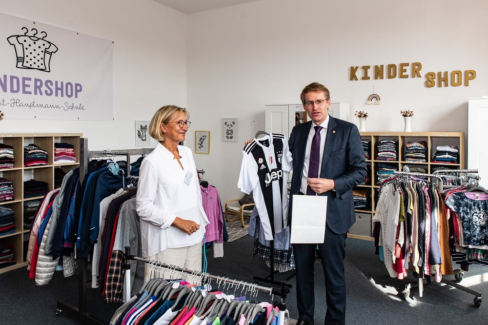 Daniel Günther besucht den Kindershop.