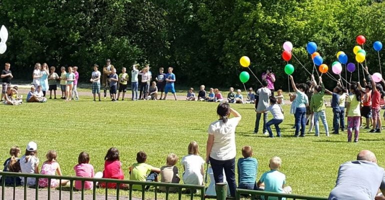 Kinder lassen Luftballons steigen - Stiftung Bildung - Jahresberichte
