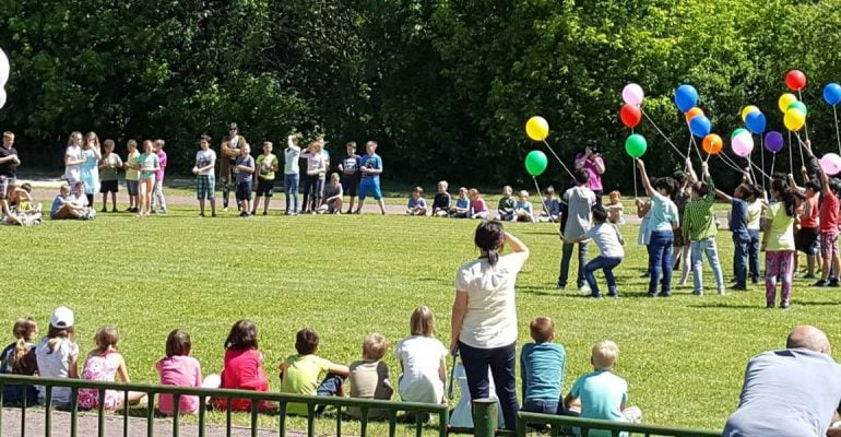 Kinder lassen Luftballons steigen - Unsere Förderfonds