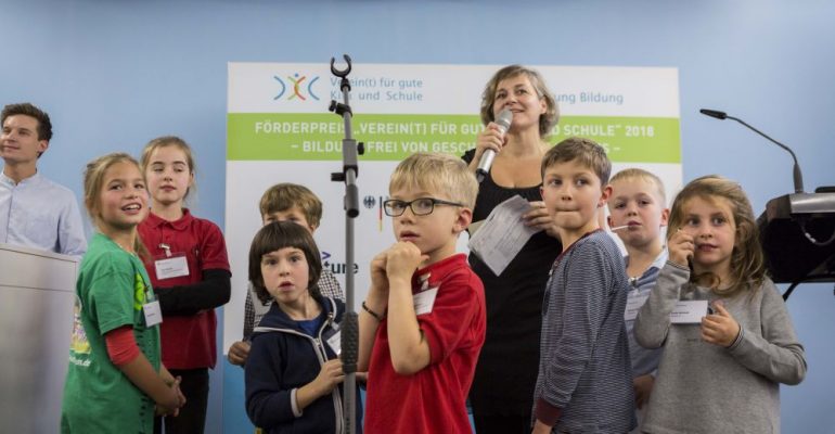 Katja Hintze, Vorstandsvorsitzende der Stiftung Bildung mit Kindern auf der Bühne - Transparenzregister anpassen