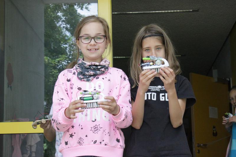 Mädchen präsentieren ihre Roboter - FunTech MakerSpace - Förderprojekt der Stiftung Bildung