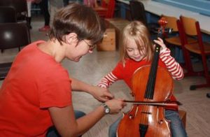 Kind spielt Cello