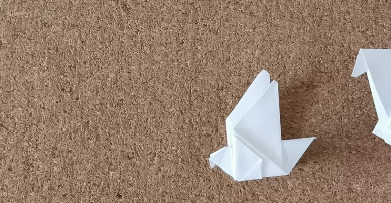 Bild von gefalten Origami Tauben in Papier - Beitrag zum Weltgeflüchtetentag