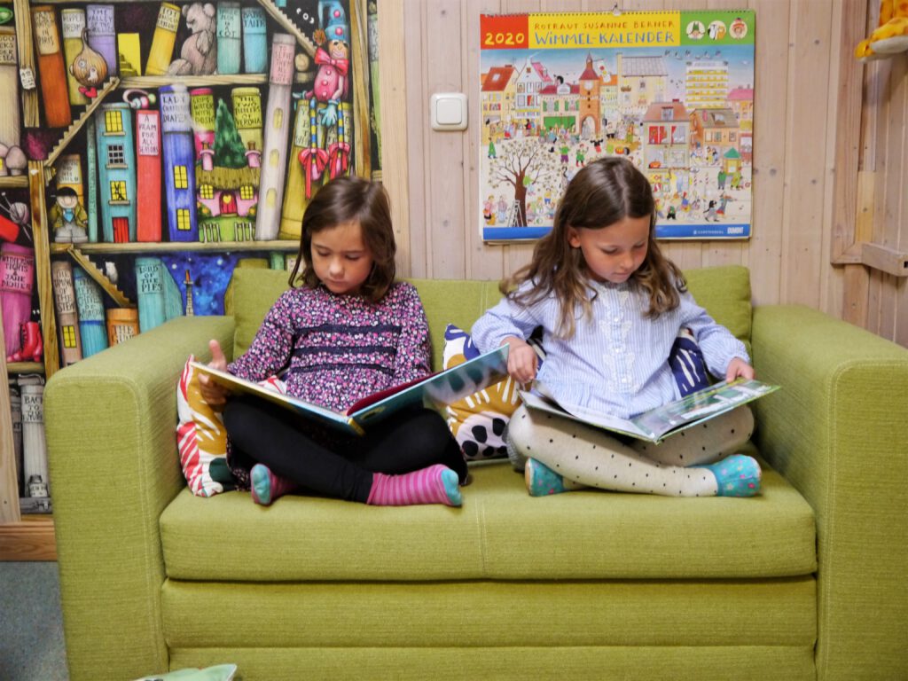 Zwei Kinder lesen