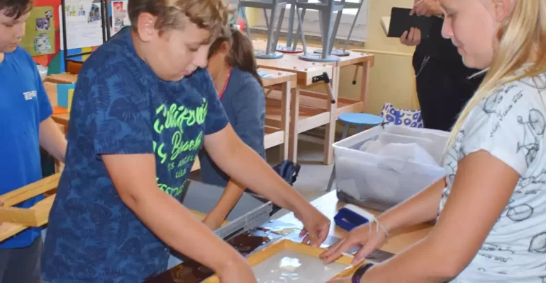 Kinder machen Papier - Projekte aus dem Förderfonds Handwerk