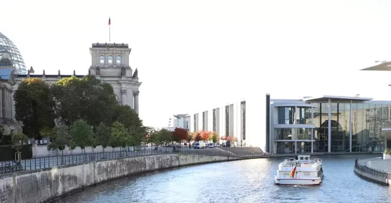 Reichstag und Spree von einer Brücke aus betrachtet - Unterricht der Zukunft BNE und Digitalisierung in der schulischen Bildungspraxis