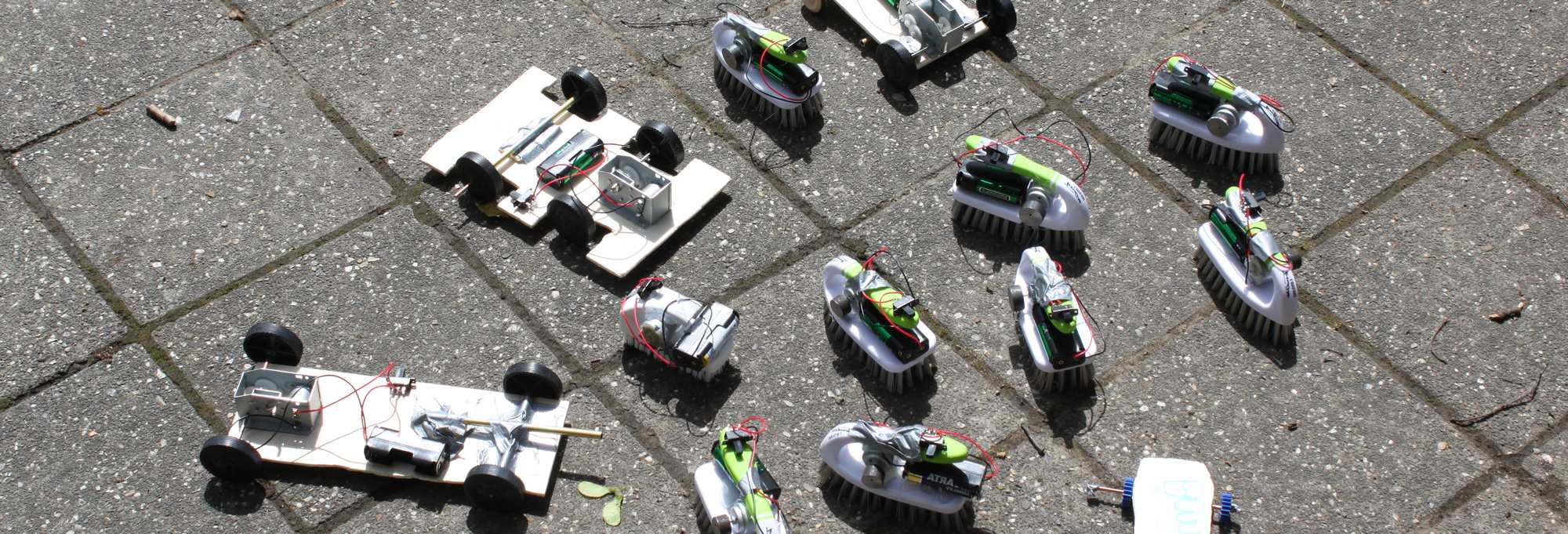 Roboter liegen auf einer Strasse - Funtech Maker Space - Förderprojekt aus dem Fonds Entrepreneurship Education