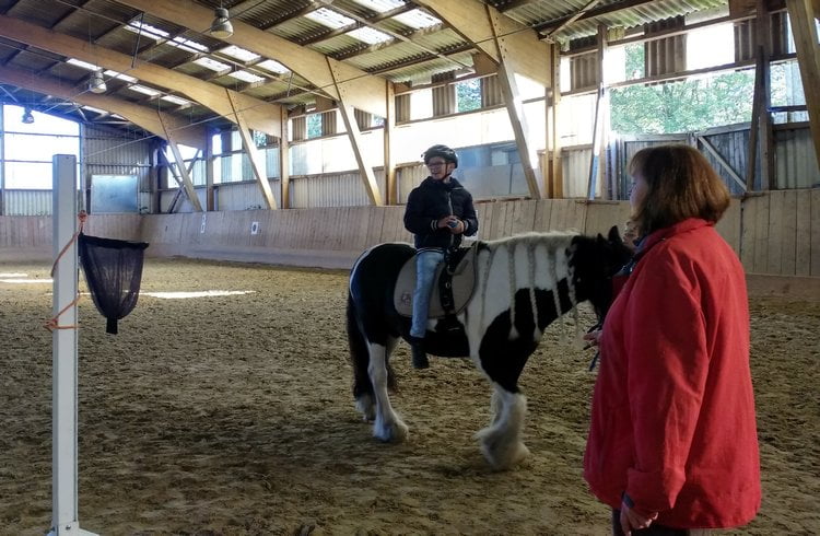 Ein Kind macht therapeutisches Reiten