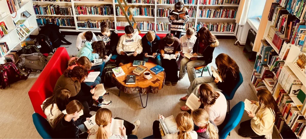 Saar1_Unsere_Schulbibliothek Projekt Förderpreis 2026 - Unsere Schulbücherei - Ein Anfang gegen das Ende des Lesens