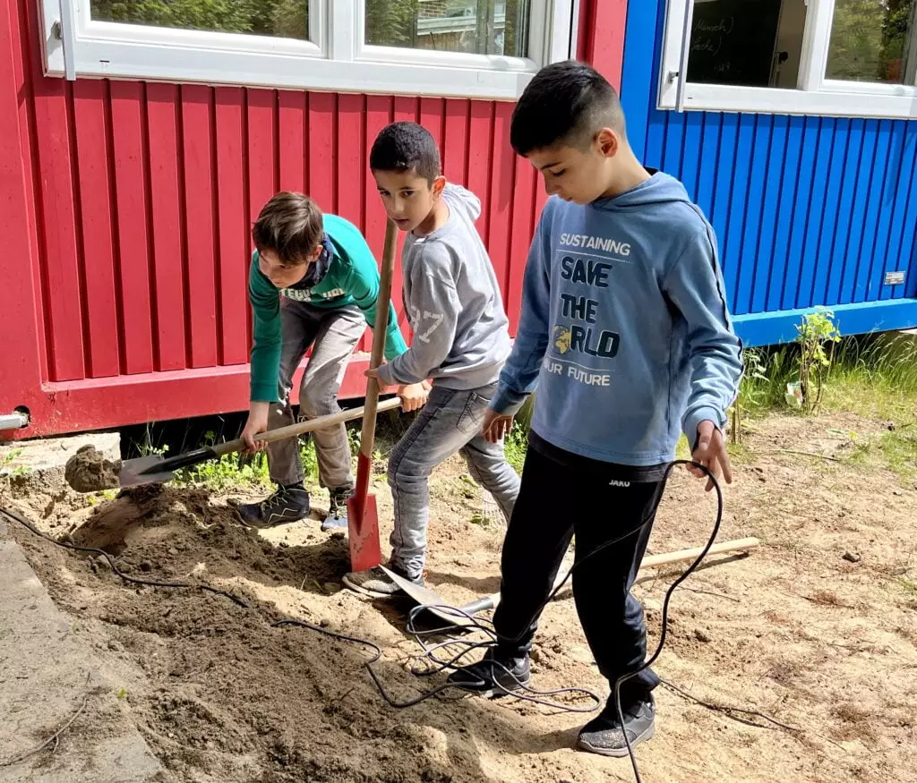 Tandemkinder in Kiel sind am schaufeln