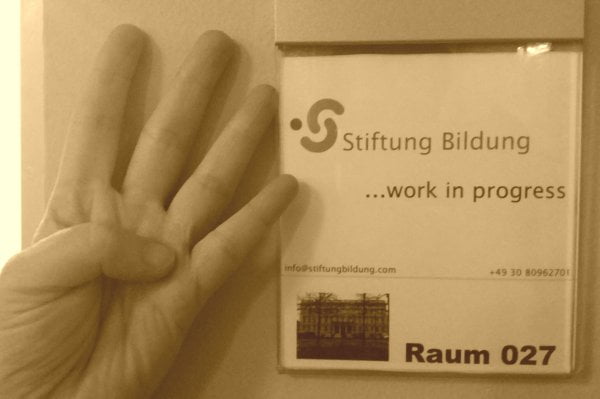 Foto von vier Fingern für den vierten Geburtstag der Stiftung Bildung