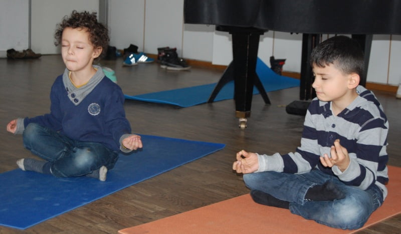 Stiftung Bildung fördert Yoga für Kinder - Bild von meditierenden Kindern