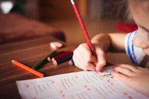 Kind schreibt im Homeschooling