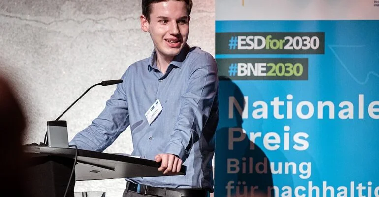 youpaN-Mitglied Fabian hält eine Laudatio bei der Verleihung des "Nationalen Preises BNE". © Deutsche UNESCO-Kommission/Thomas Müller