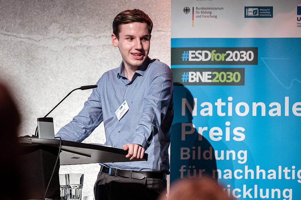 youpaN-Mitglied Fabian hält eine Laudatio bei der Verleihung des "Nationalen Preises BNE". © Deutsche UNESCO-Kommission/Thomas Müller