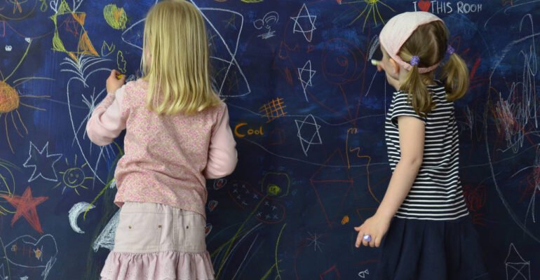 Kinder beim Bemalen einer Wand - Mondbilder - Kinder-Kunstwerke im Museum