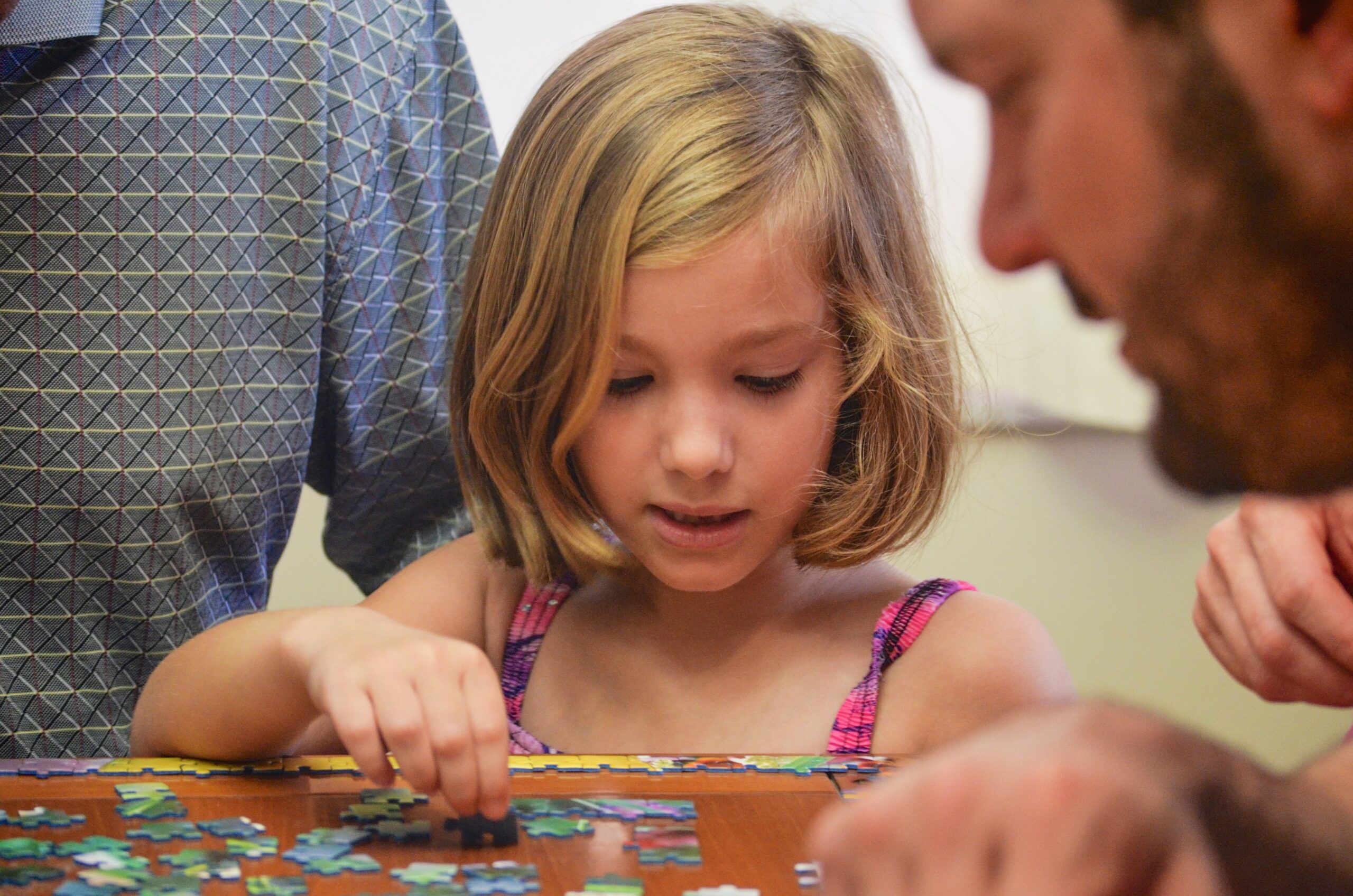 Ein Kind beim Puzzeln - Spenden für die Stiftung Bildung