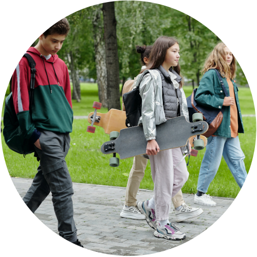 Kinder unterwegs zum Skateboarden - Fluchtpatenschaften und -patinnenschaften der Stiftung Bildung