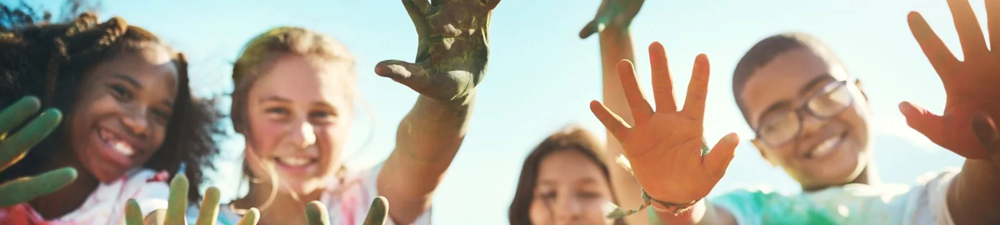 Kinder strecken uns Ihre Hände entgegen - Förderfonds Kunst und Kultur der Stiftung Bildung