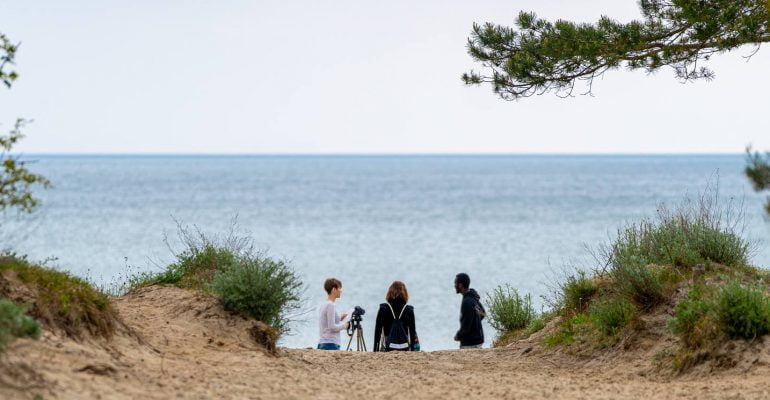 Menschen halten sich am Strand auf - in Kommunen lernen - Stiftung Bildung