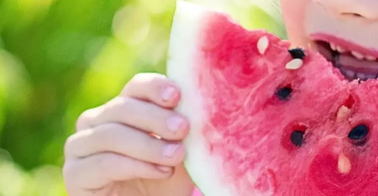 Ein Kind beisst in eine Melone - Offener Brief - Werbeschranken für Ungesundes