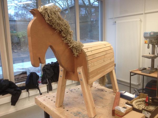 Abbildung eines selbst gebauten Holzpferdes, die Schulhandwerk Rissen an Privatleute verkauft.