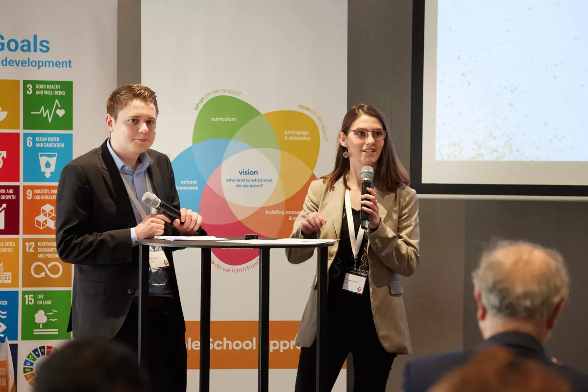 Die beiden youpaN-Mitglieder Jeanine und Marcel sprechen auf der internationalen BNE-Konferenz in Lunteren